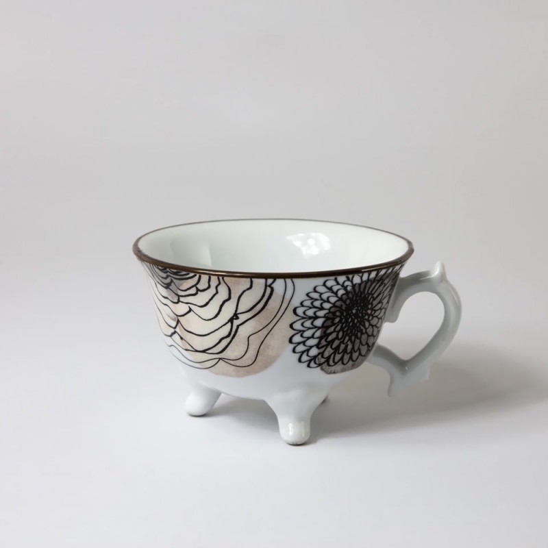Taza de porcelana con asa de estilo victoriano