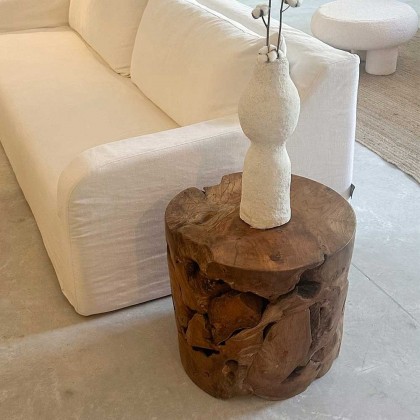 mesa auxiliar de madera de teca maciza y formas orgánicas