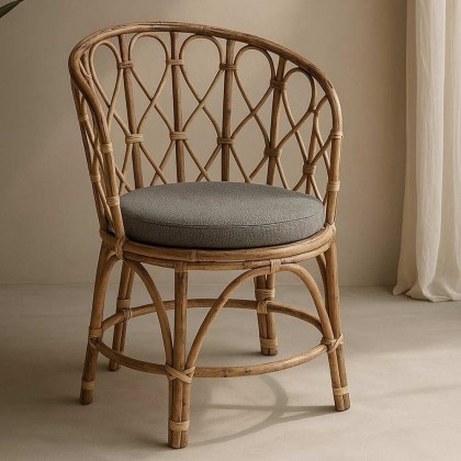 Silla comedor de bambú trenzado acabado natural. Incluye cojín de algodón en color gris.