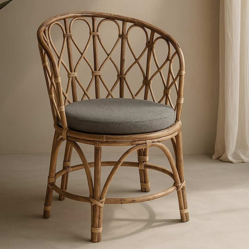 Silla comedor de bambú trenzado acabado natural. Incluye cojín de algodón en color gris.