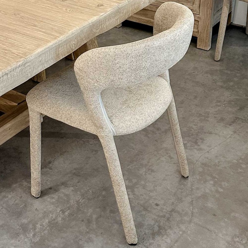 silla comedor tapizada completamente con detalle jaspeado en tejido arena