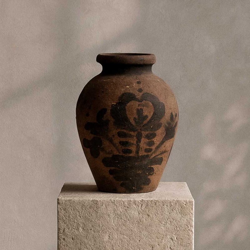 Jarrón de terracota con acabado envejecido en tono marrón profundo