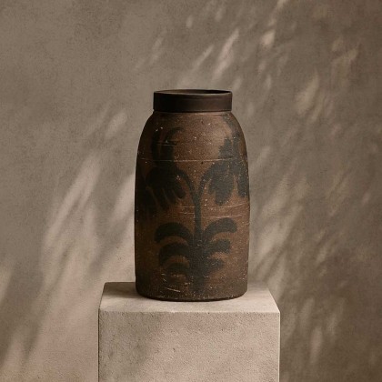 Jarrón de terracota con acabado envejecido en tono marrón profundo