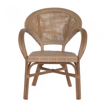 Silla de ratán natural NARA con diseño envolvente y estilo artesanal
