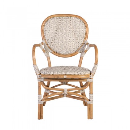 Silla de ratán blanco apilable de la colección BISTRO, realizada a mano y con reposabrazos