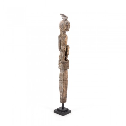 Escultura tribal de madera reciclada, conocida como bulul