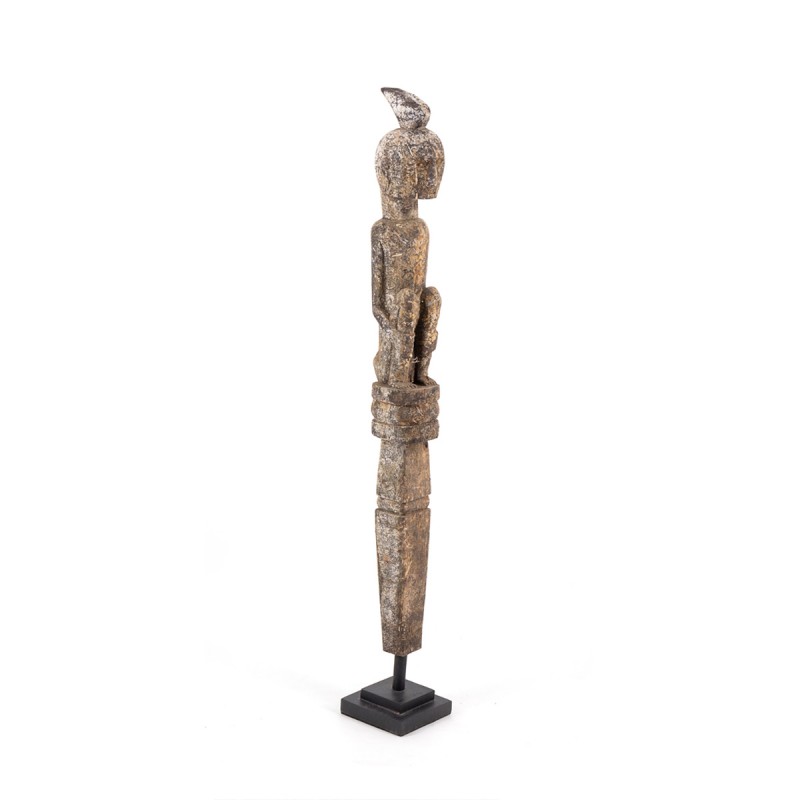 Escultura tribal de madera reciclada, conocida como bulul