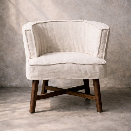 Silla tapizada en lino color beige