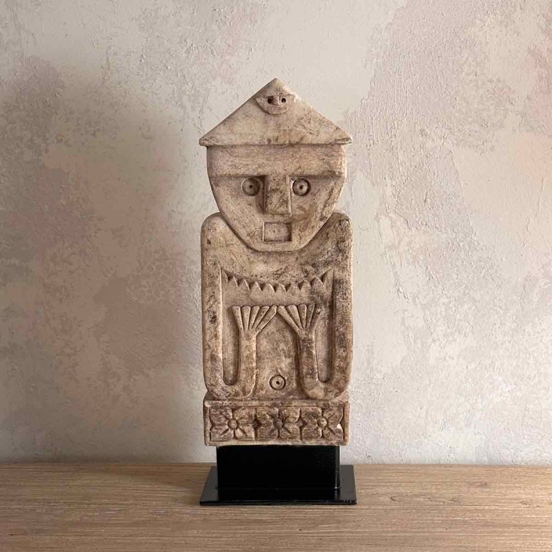 figura Piedra Primitiva es una pieza decorativa esculpida en
