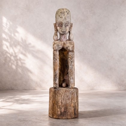 estatua antigua de la isla de Letti, indonesia.