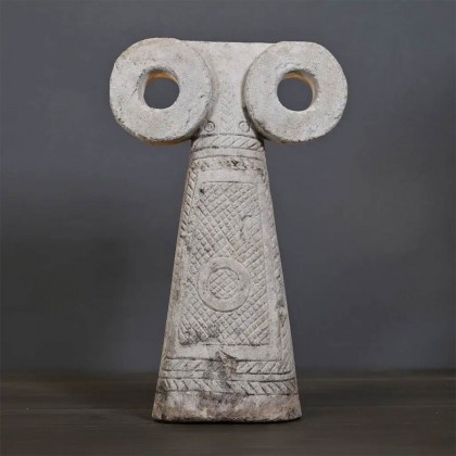 Escultura decorativa en piedra color natural con grabados y relieves