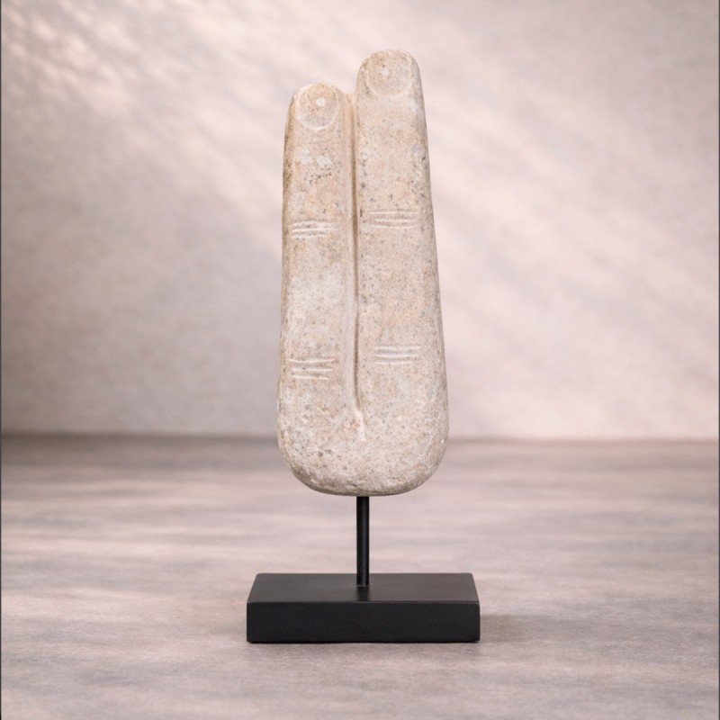 amuleto egipcio tallado en piedra con simbolismo histórico