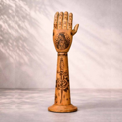 brazo tatuado en madera - objeto de arte