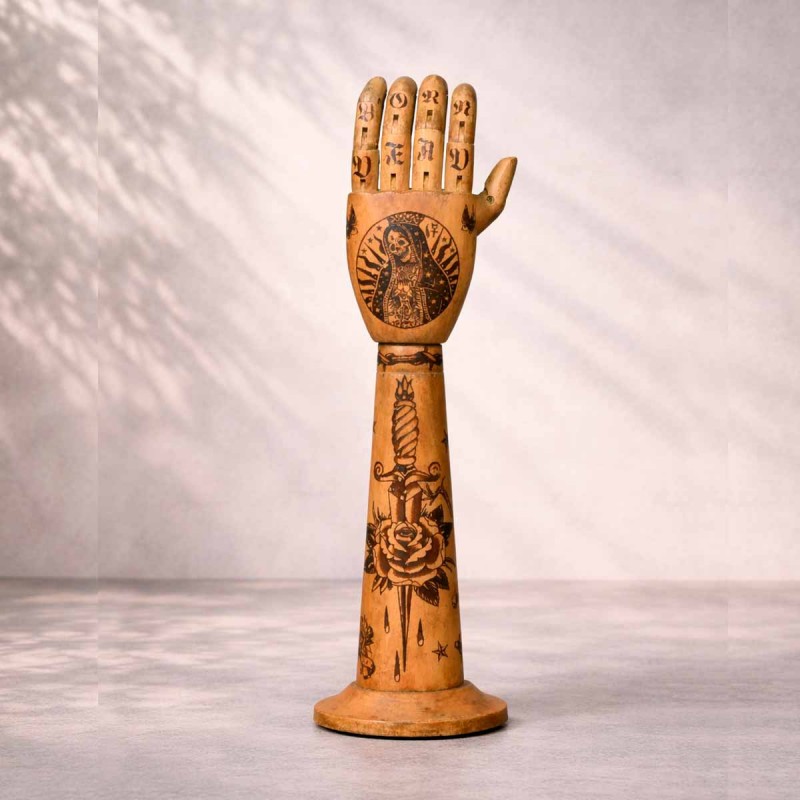 brazo tatuado en madera - objeto de arte