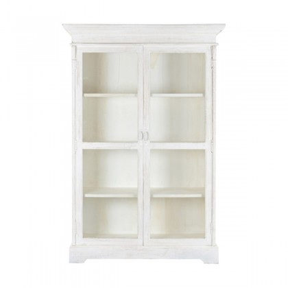 Vitrina LIRA de madera de mango, con acabado decapado blanco que aporta luz y un estilo elegante al espacio.