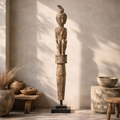 escultura de madera tribal sentada de formas primitivas, tallada a mano