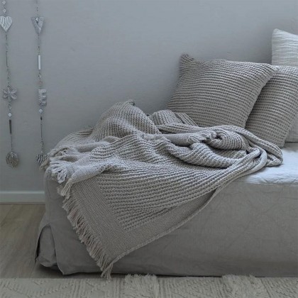 Manta plaid FIORA de algodón, textura, suavidad y calidez para vestir cualquier estancia.