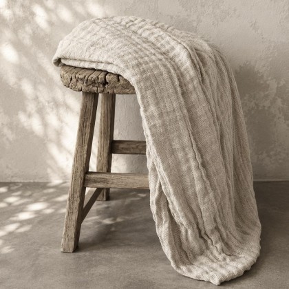 Pladi  confeccionado en 100% lino en color natural con un gramaje de 265 g/m²,