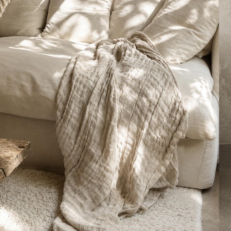 Pladi  confeccionado en 100% lino en color natural con un gramaje de 265 g/m²,