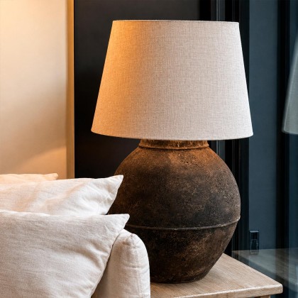 lámpara grande terracota marrón intenso y pantalla de lino natural