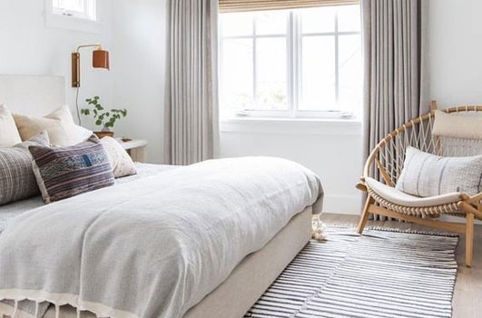 3 opciones para decorar el pie de cama, según tu espacio disponible
